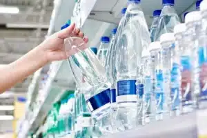 78 % des bouteilles d’eau contiennent des microplastiques : voici les 4 marques les plus fiables