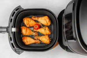 9 erreurs que tout le monde commet en cuisinant du poulet à la friteuse à air