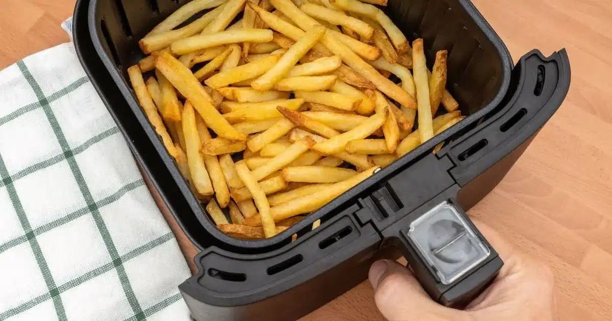 Air Fryer : tout le monde oublie ce geste très simple pour avoir des frites dorées et croustillantes