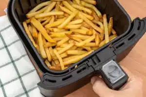 Air Fryer : tout le monde oublie ce geste très simple pour avoir des frites dorées et croustillantes