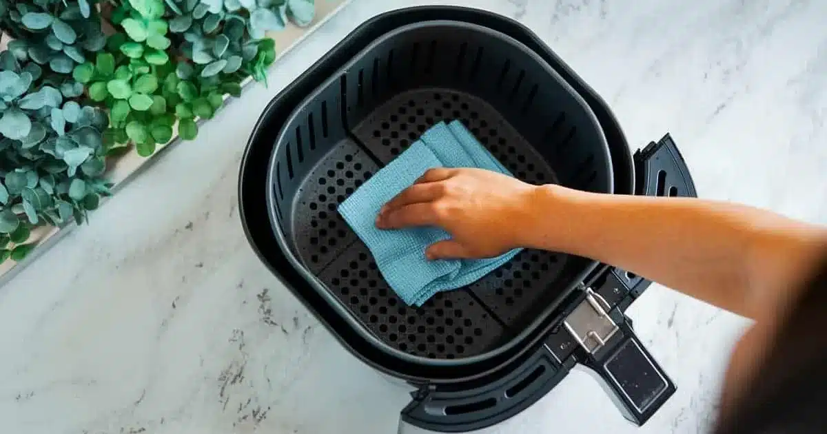 Airfryer : l’astuce de ma mère pour nettoyer votre friteuse à air pendant le repas va vous simplifier la vie