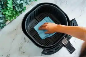 Airfryer : l’astuce de ma mère pour nettoyer votre friteuse à air pendant le repas va vous simplifier la vie