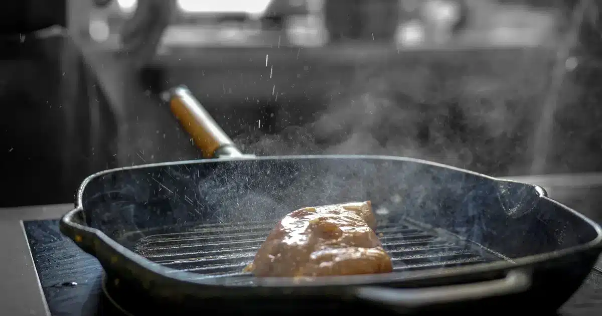 Arrêtez la graisse de cuisine avant qu'elle ne se propage avec ce simple geste culinaire