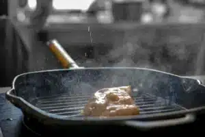 Arrêtez la graisse de cuisine avant qu'elle ne se propage avec ce simple geste culinaire