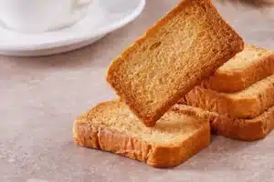 Bonnes pour la santé et croustillantes : ces 3 marques de biscottes sont notées 100/100 sur Yuka