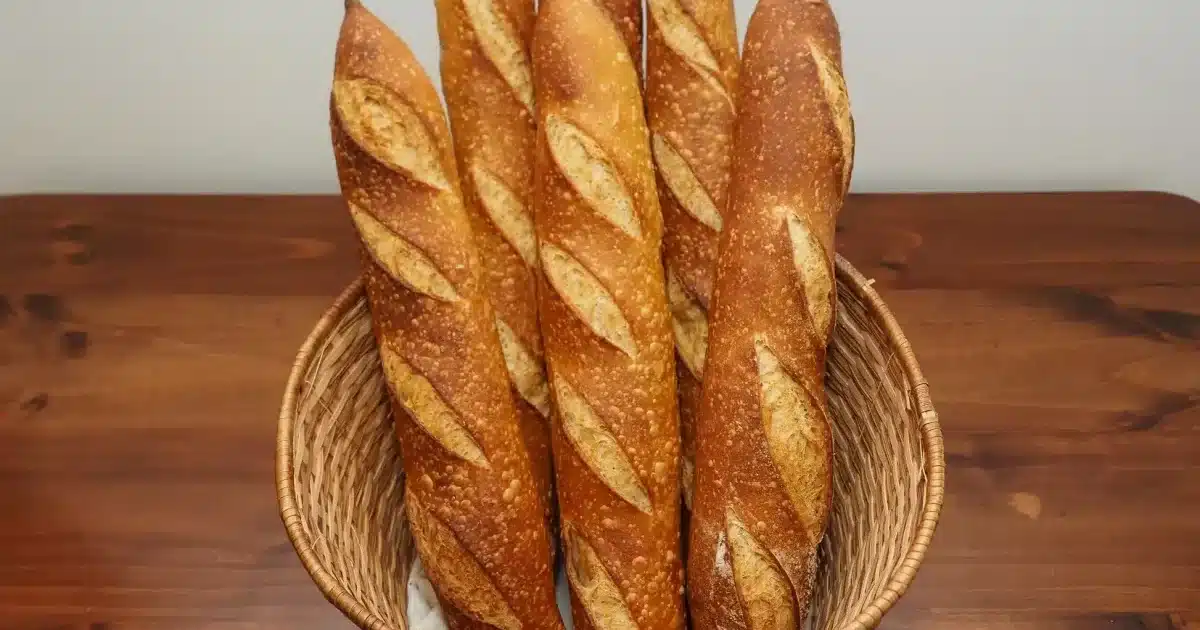 Ce boulanger meilleur ouvrier de France est très clair : une baguette ne se mange absolument pas de cette façon