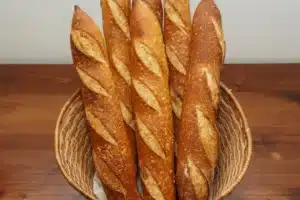 Ce boulanger meilleur ouvrier de France est très clair : une baguette ne se mange absolument pas de cette façon