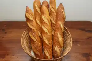 Ce boulanger meilleur ouvrier de France est très clair : une baguette ne se mange absolument pas de cette façon