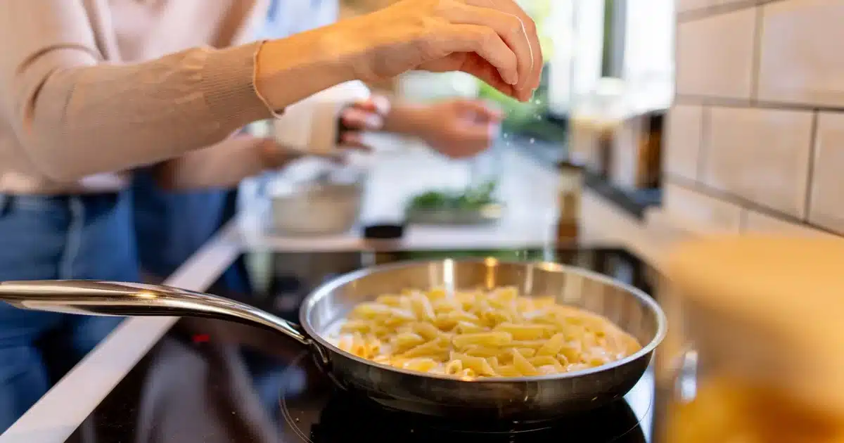 Ce conseil de salage rend les nouilles au beurre bien meilleures