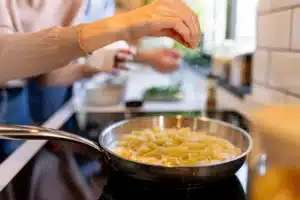 Ce conseil de salage rend les nouilles au beurre bien meilleures