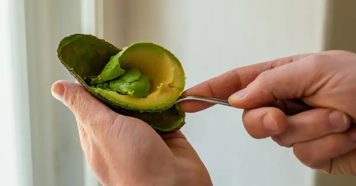 Conservez les peaux d'avocat pour les meilleures petites coupes de guacamole