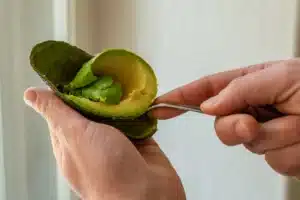 Conservez les peaux d'avocat pour les meilleures petites coupes de guacamole