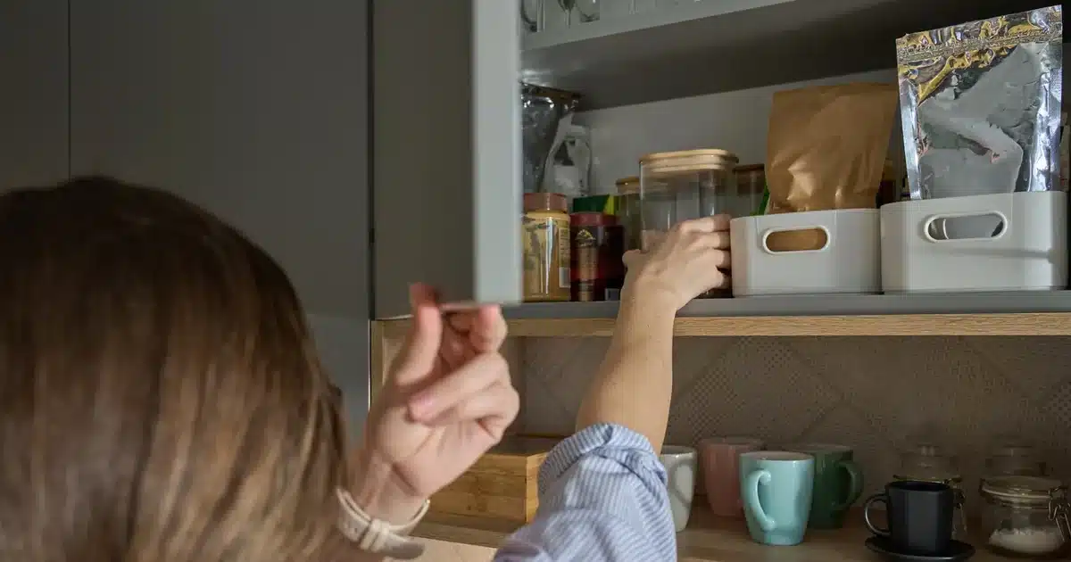 Empêchez vos étagères de garde-manger de coller une fois pour toutes avec cet article simple que vous possédez déjà