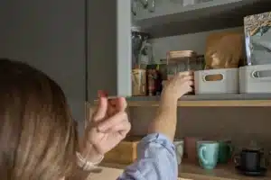 Empêchez vos étagères de garde-manger de coller une fois pour toutes avec cet article simple que vous possédez déjà