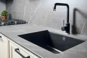 Évitez à tout prix de verser ces 11 liquides dans l'évier de la cuisine