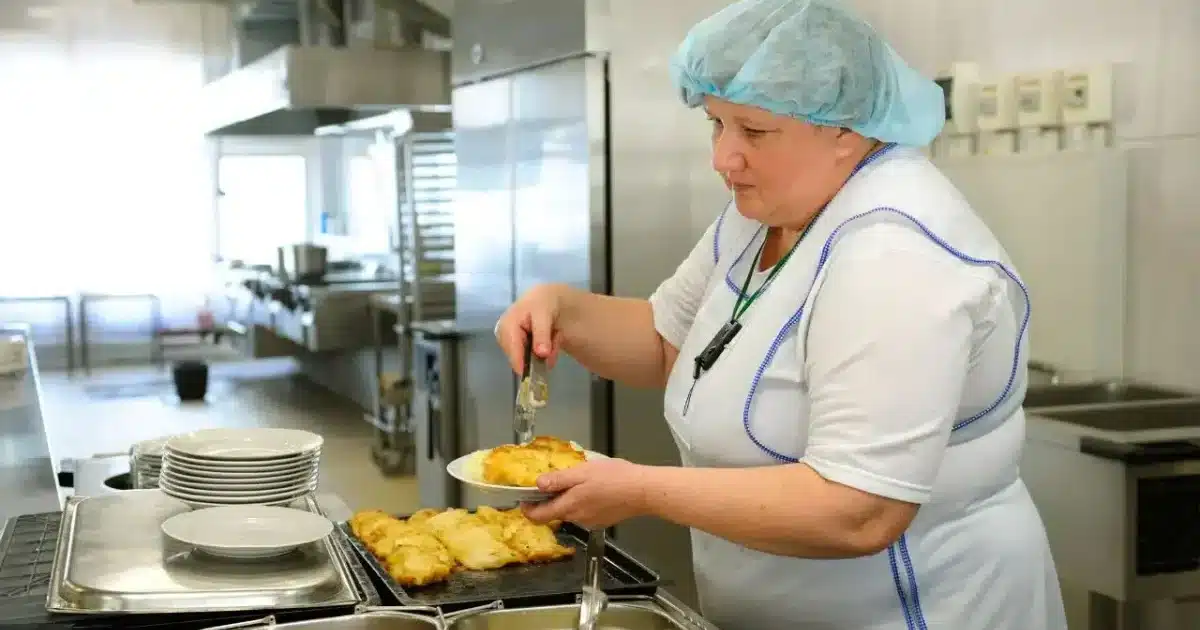 « Je suis dame de la cantine, voici combien je gagne par mois »