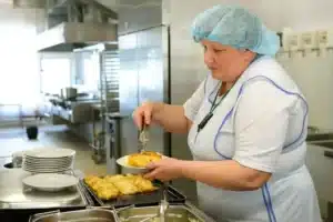 « Je suis dame de la cantine, voici combien je gagne par mois »