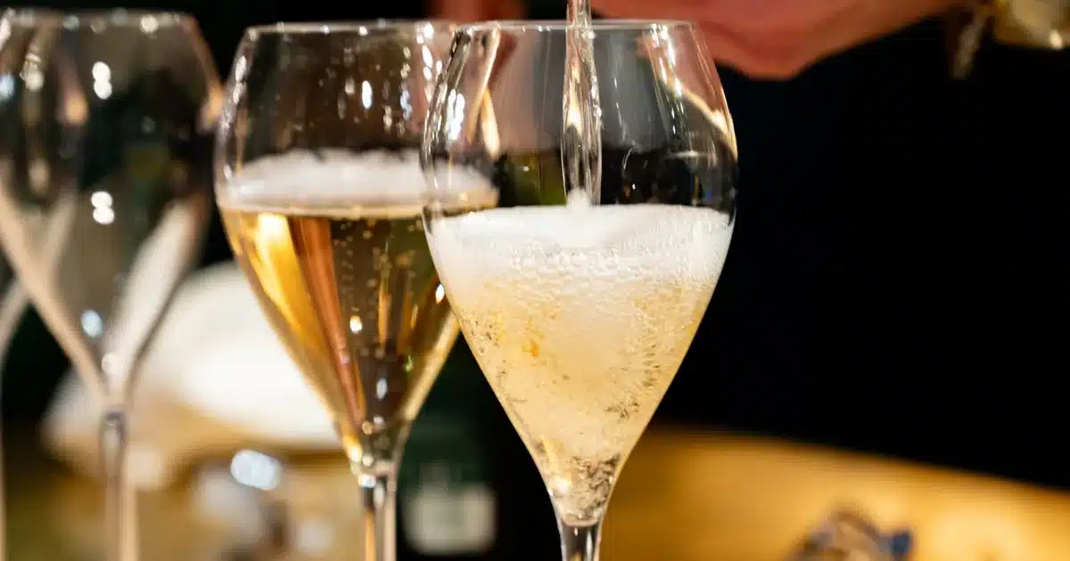La différence culturelle entre le cava et le prosecco