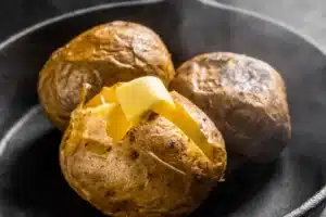 La meilleure façon de cuire une pomme de terre au four dans une friteuse à air