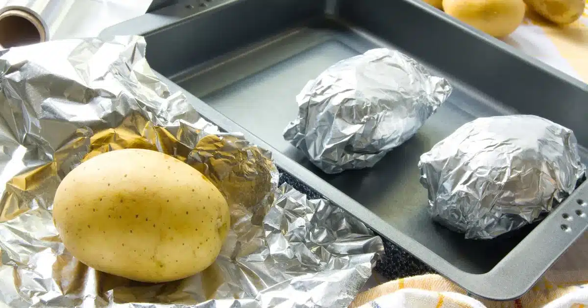 Le seul moment où vous devriez envelopper les pommes de terre cuites au four dans du papier d'aluminium