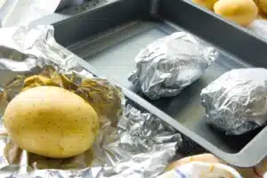 Le seul moment où vous devriez envelopper les pommes de terre cuites au four dans du papier d'aluminium