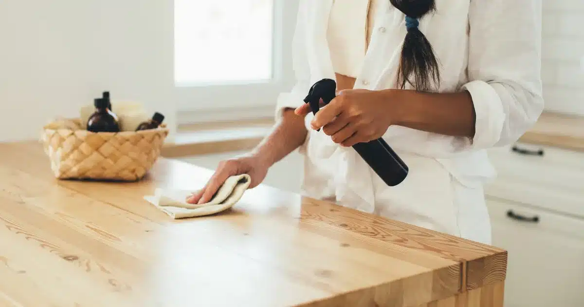 Le vieux produit de nettoyage du bois qu'il vaut mieux laisser de côté