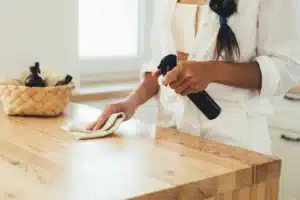 Le vieux produit de nettoyage du bois qu'il vaut mieux laisser de côté