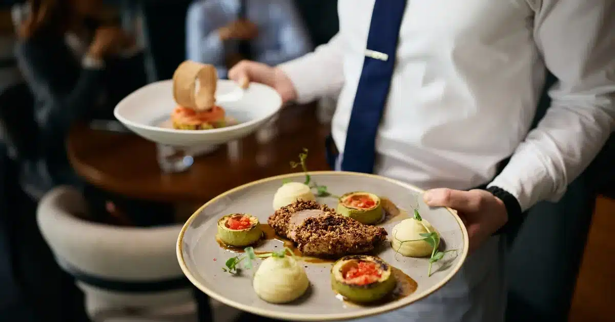 Les serveurs remarquent cette différence évidente entre les clients baby-boomers et de la génération Z