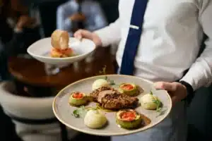 Les serveurs remarquent cette différence évidente entre les clients baby-boomers et de la génération Z