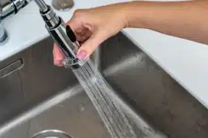 Les zones de l'évier que vous ne nettoyez pas et qui abritent le plus de bactéries