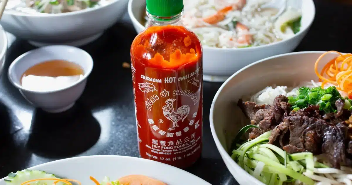 Ne jetez pas une bouteille de sriracha vide sans essayer cette astuce culinaire