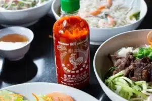 Ne jetez pas une bouteille de sriracha vide sans essayer cette astuce culinaire