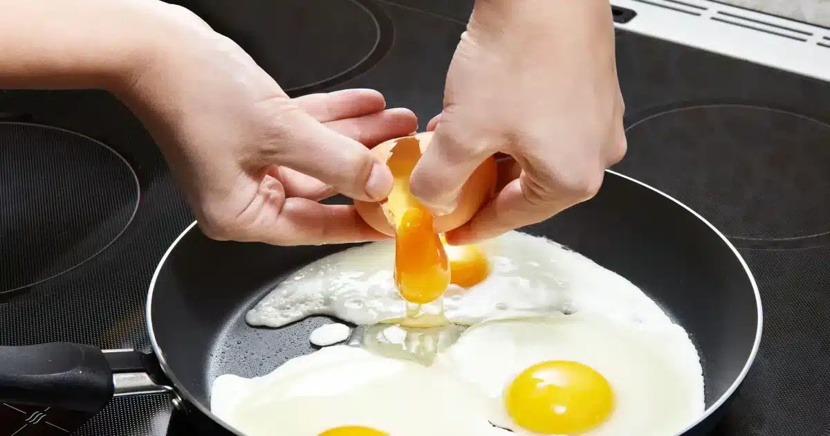 « Ni beurre ni huile » : voici l’astuce simple de ma grand-mère pour empêcher les œufs au plat de coller à la poêle