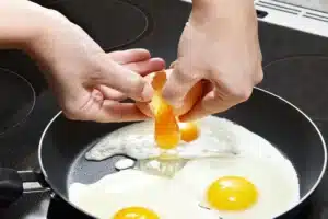 « Ni beurre ni huile » : voici l’astuce simple de ma grand-mère pour empêcher les œufs au plat de coller à la poêle