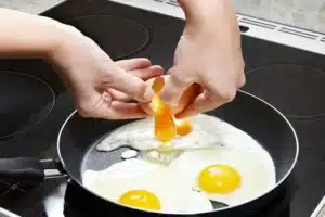 « Ni beurre ni huile » : voici l’astuce simple de ma grand-mère pour empêcher les œufs au plat de coller à la poêle