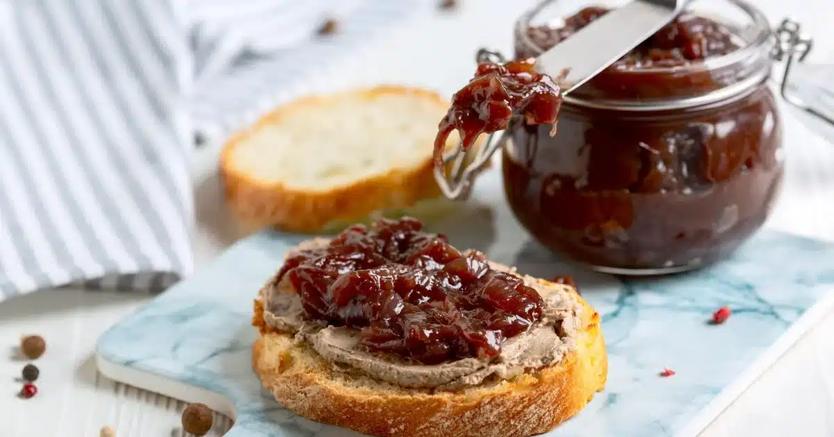 Oubliez les oignons caramélisés : la confiture d'oignons est le meilleur garniture pour presque tout