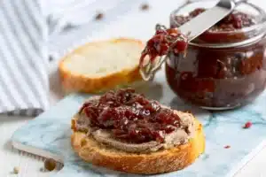 Oubliez les oignons caramélisés : la confiture d'oignons est le meilleur garniture pour presque tout