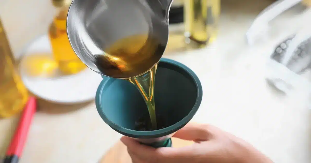 Pas d'entonnoir ? Pas de problème. Vous pouvez utiliser cette astuce avec du papier d'aluminium en cas de besoin