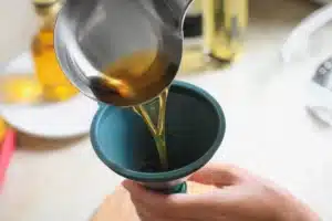 Pas d'entonnoir ? Pas de problème. Vous pouvez utiliser cette astuce avec du papier d'aluminium en cas de besoin