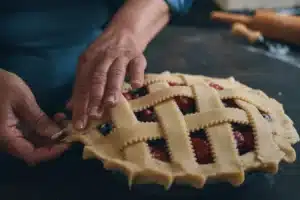 Pourquoi cuire votre croûte de tarte à l'envers est en réalité du génie