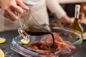 Pourquoi vous devriez éviter l'aluminium pour conserver la viande marinée