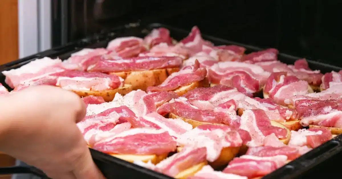 Quand vous faites cuire du bacon au four, ignorez ce conseil qui ne fait qu'ajouter du nettoyage supplémentaire