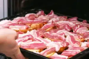 Quand vous faites cuire du bacon au four, ignorez ce conseil qui ne fait qu'ajouter du nettoyage supplémentaire