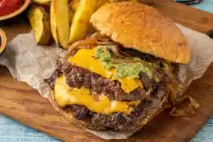 Qui a inventé le smash burger ? (Indice : ce n'était pas la chaîne de restaurants)