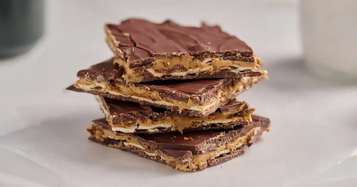 Recette de bark aux cacahuètes et bretzels à 3 ingrédients