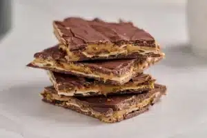 Recette de bark aux cacahuètes et bretzels à 3 ingrédients