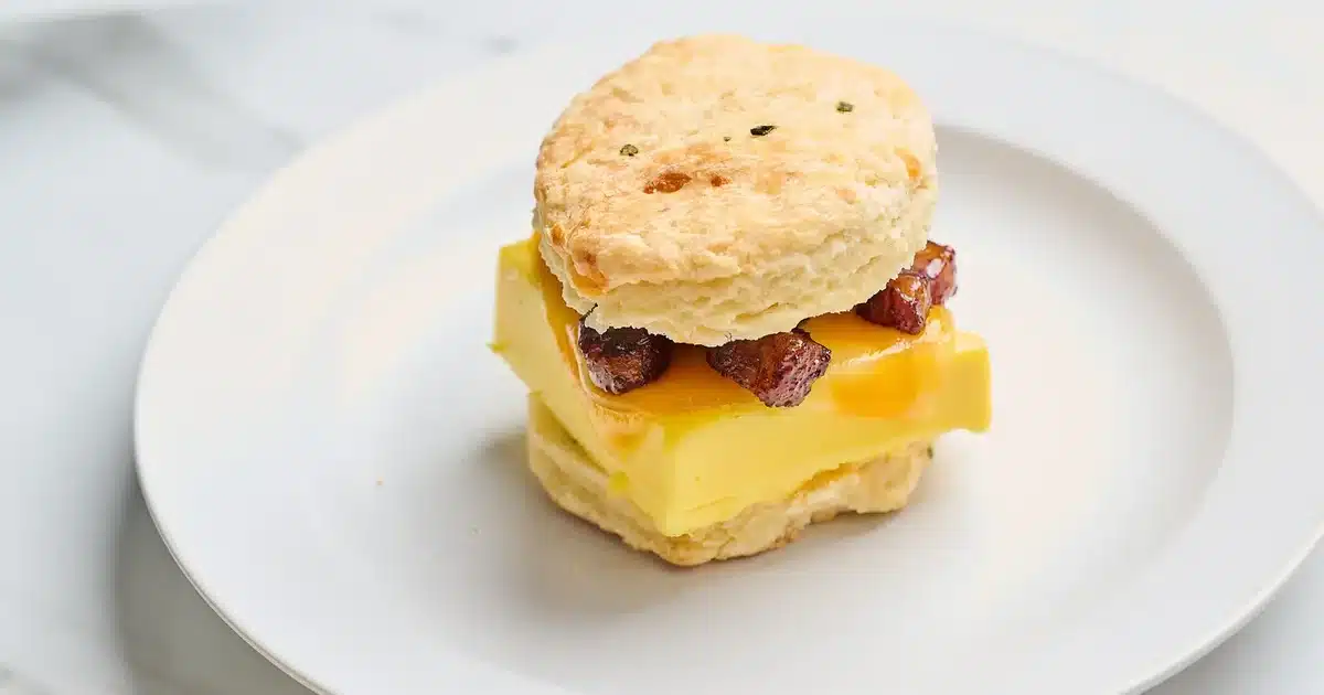Recette de biscuit ultra déluxe au bacon, œuf et fromage