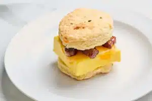 Recette de biscuit ultra déluxe au bacon, œuf et fromage