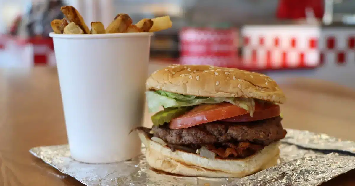 Si vous demandez du bacon supplémentaire dans cette célèbre chaîne de burgers, vous l'obtiendrez gratuitement