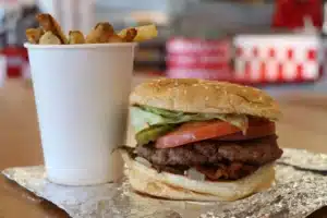 Si vous demandez du bacon supplémentaire dans cette célèbre chaîne de burgers, vous l'obtiendrez gratuitement